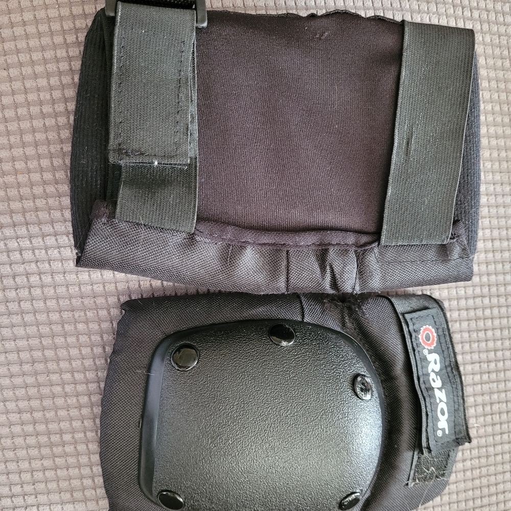 Razor - Knee Guards - Picture 2 of 3